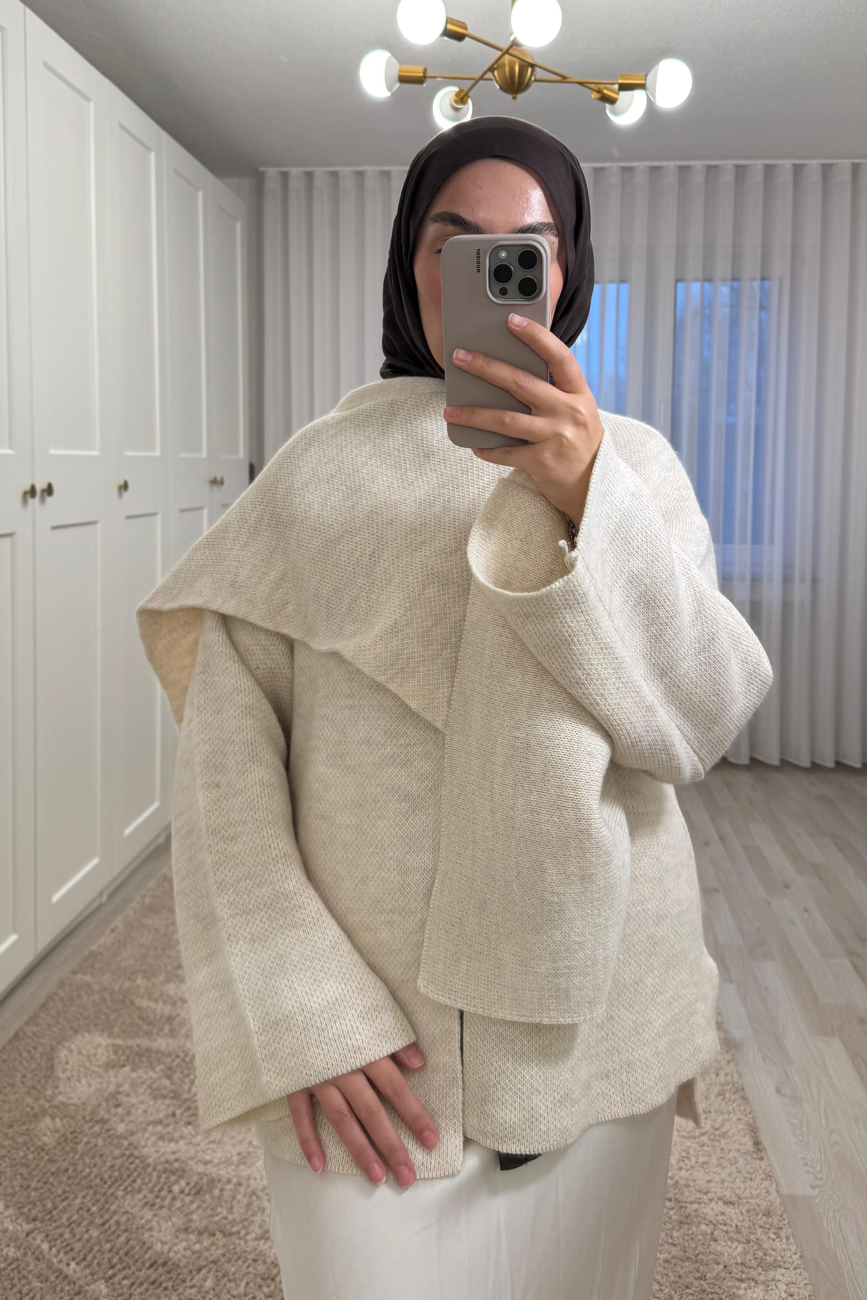 Dana Strick Cape mit Schal in Beige