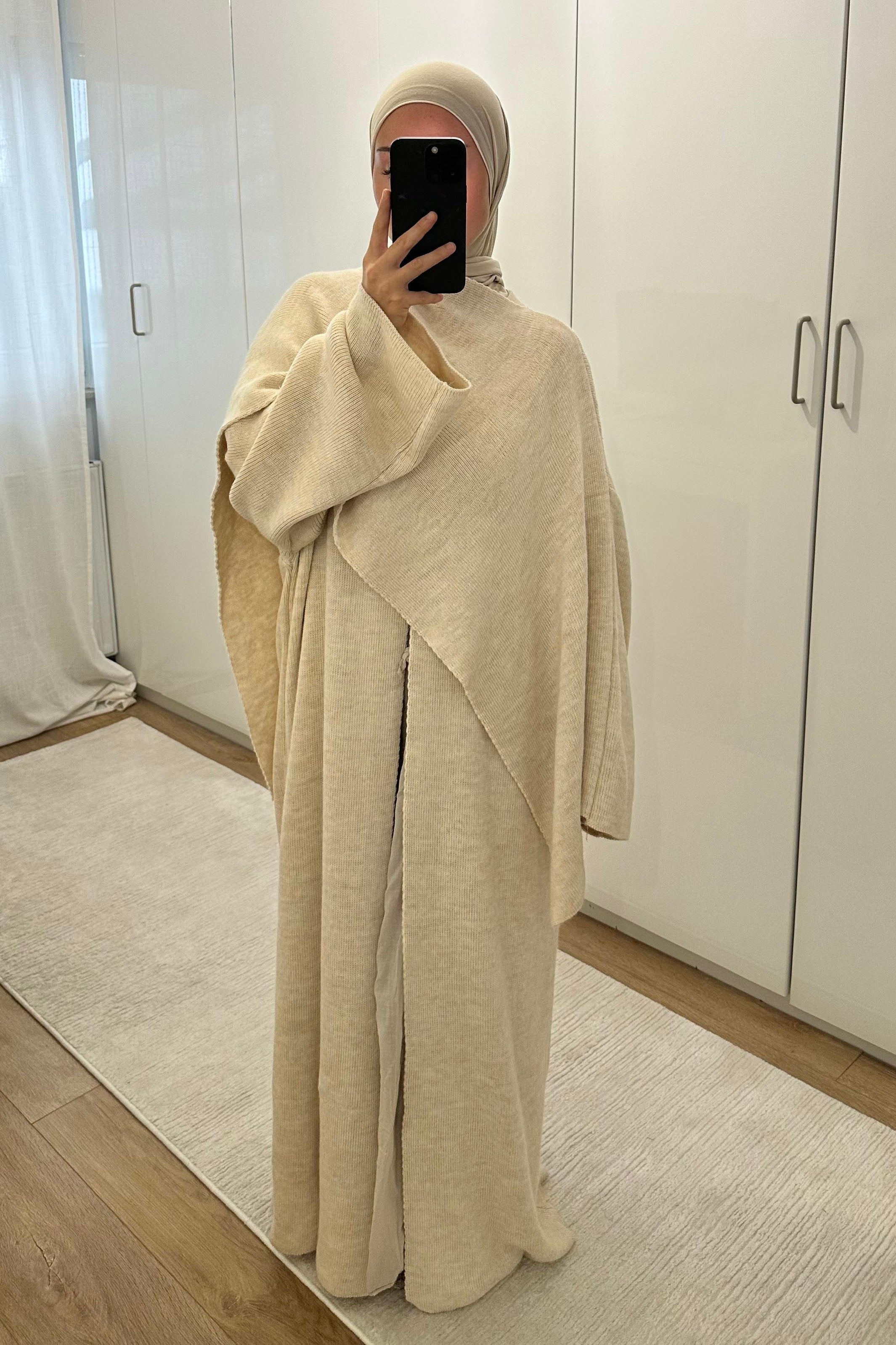 Cleo Strick Cape in lang