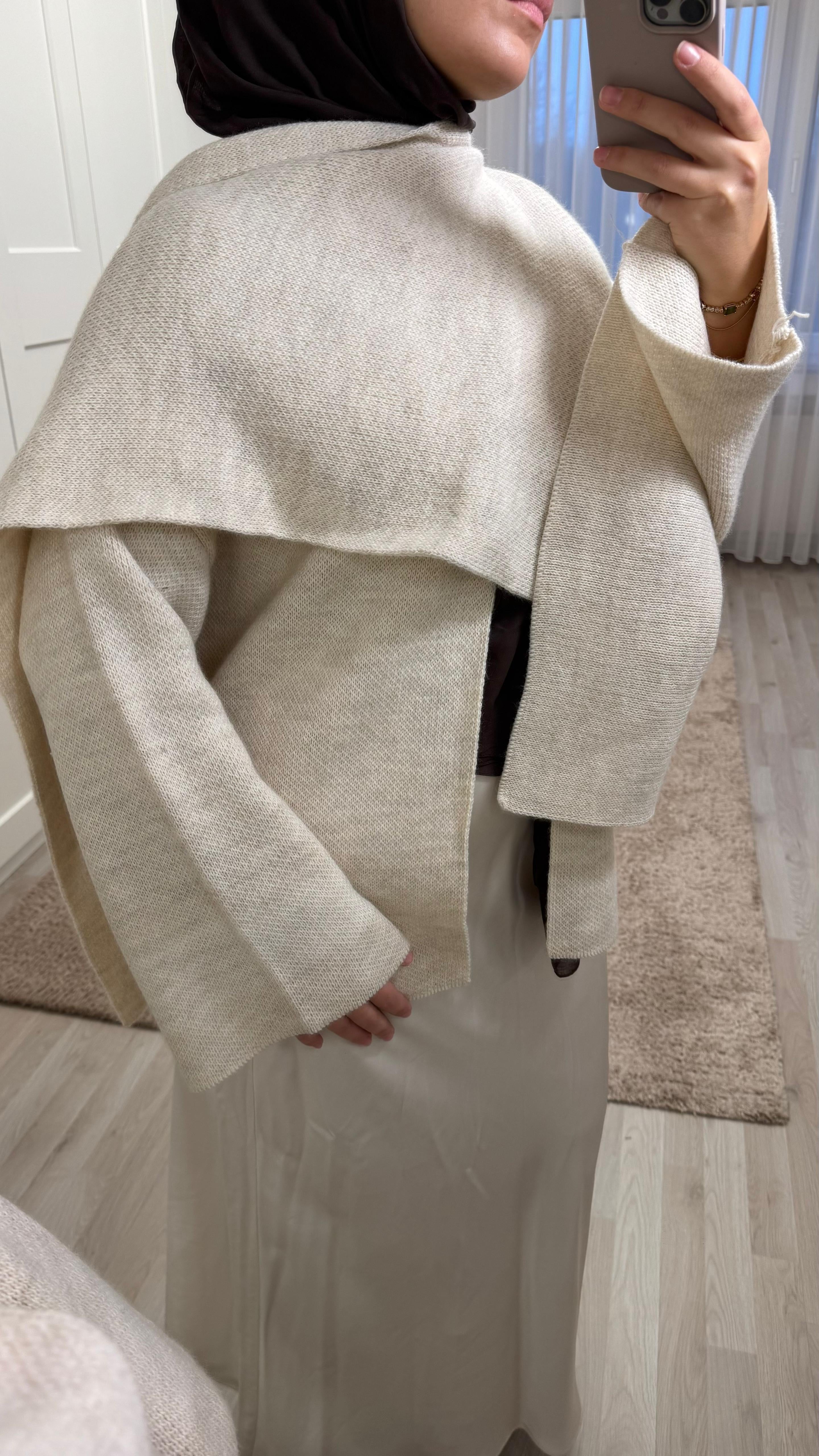 Dana Strick Cape mit Schal in Beige