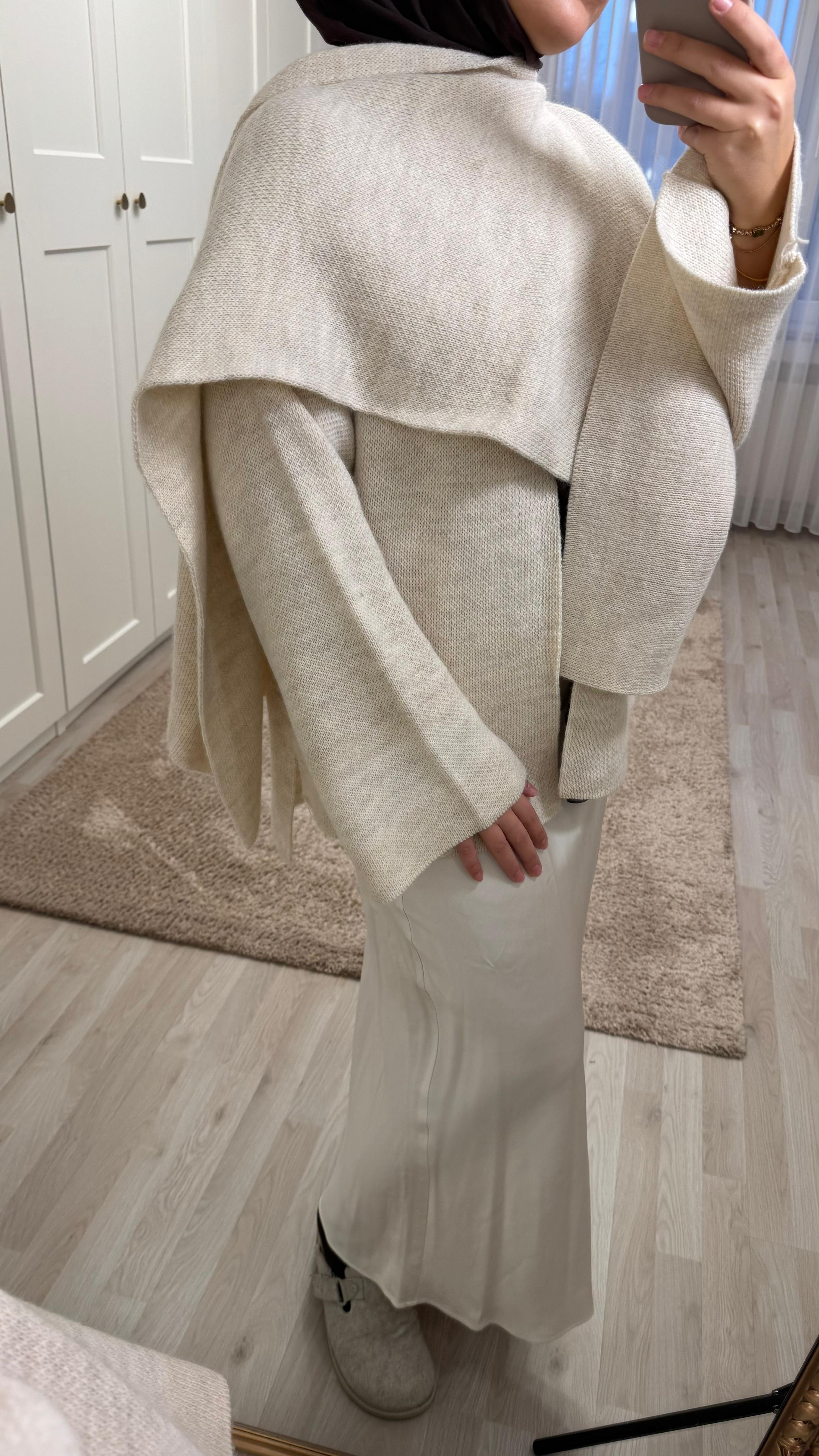 Dana Strick Cape mit Schal in Beige