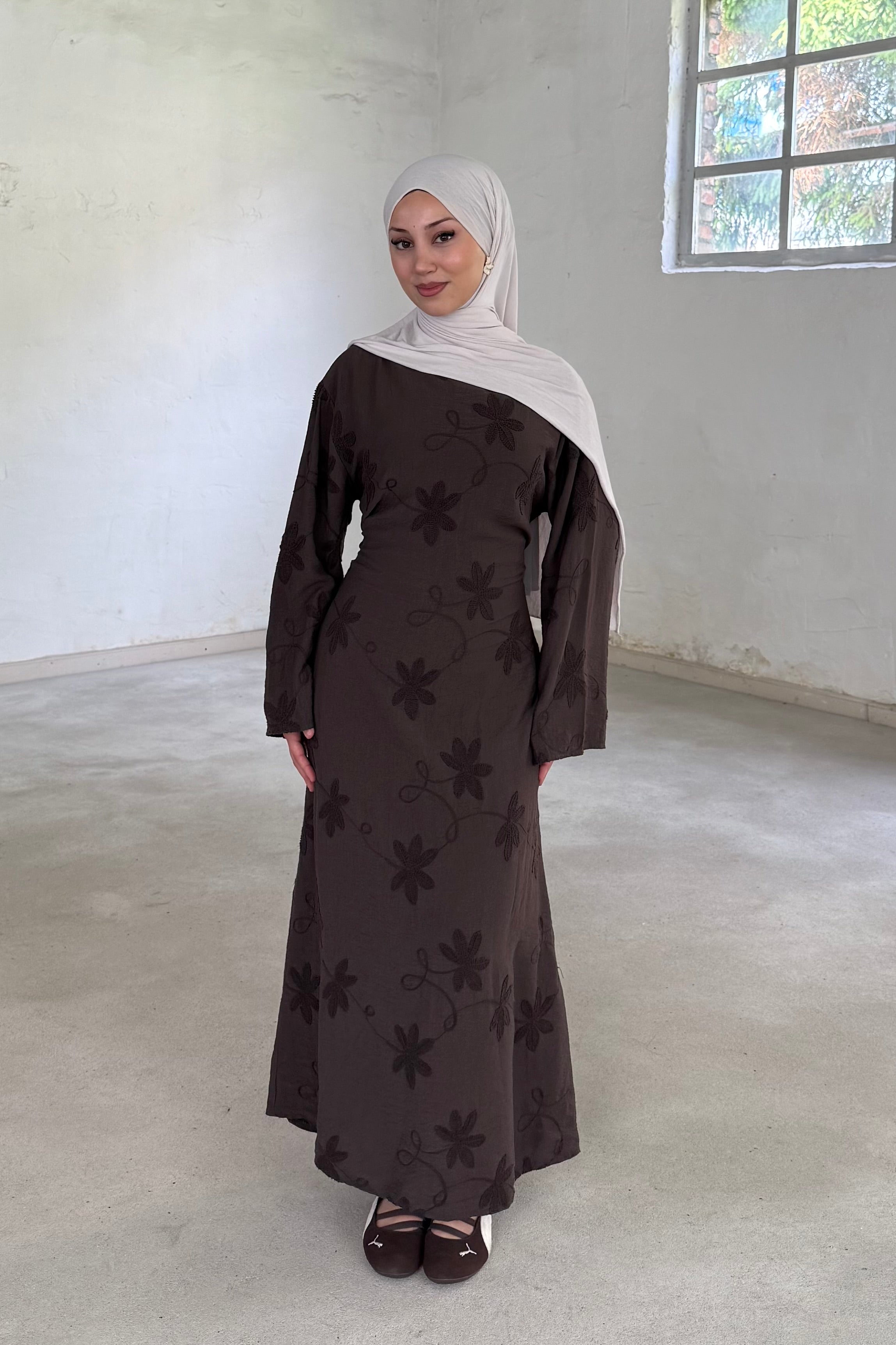 Belin Kleid mit gestickten Blumen