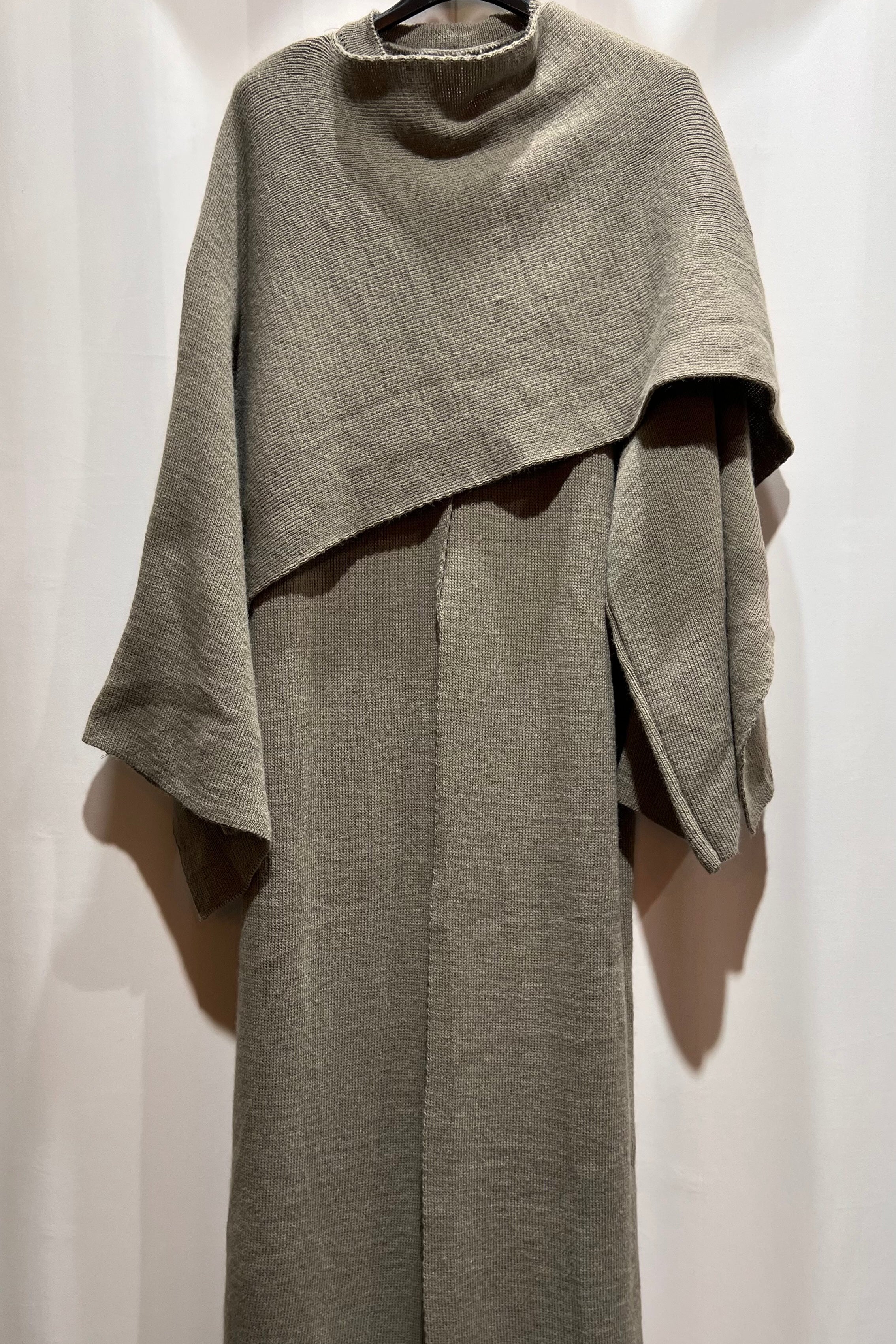 Cleo Strick Cape in lang