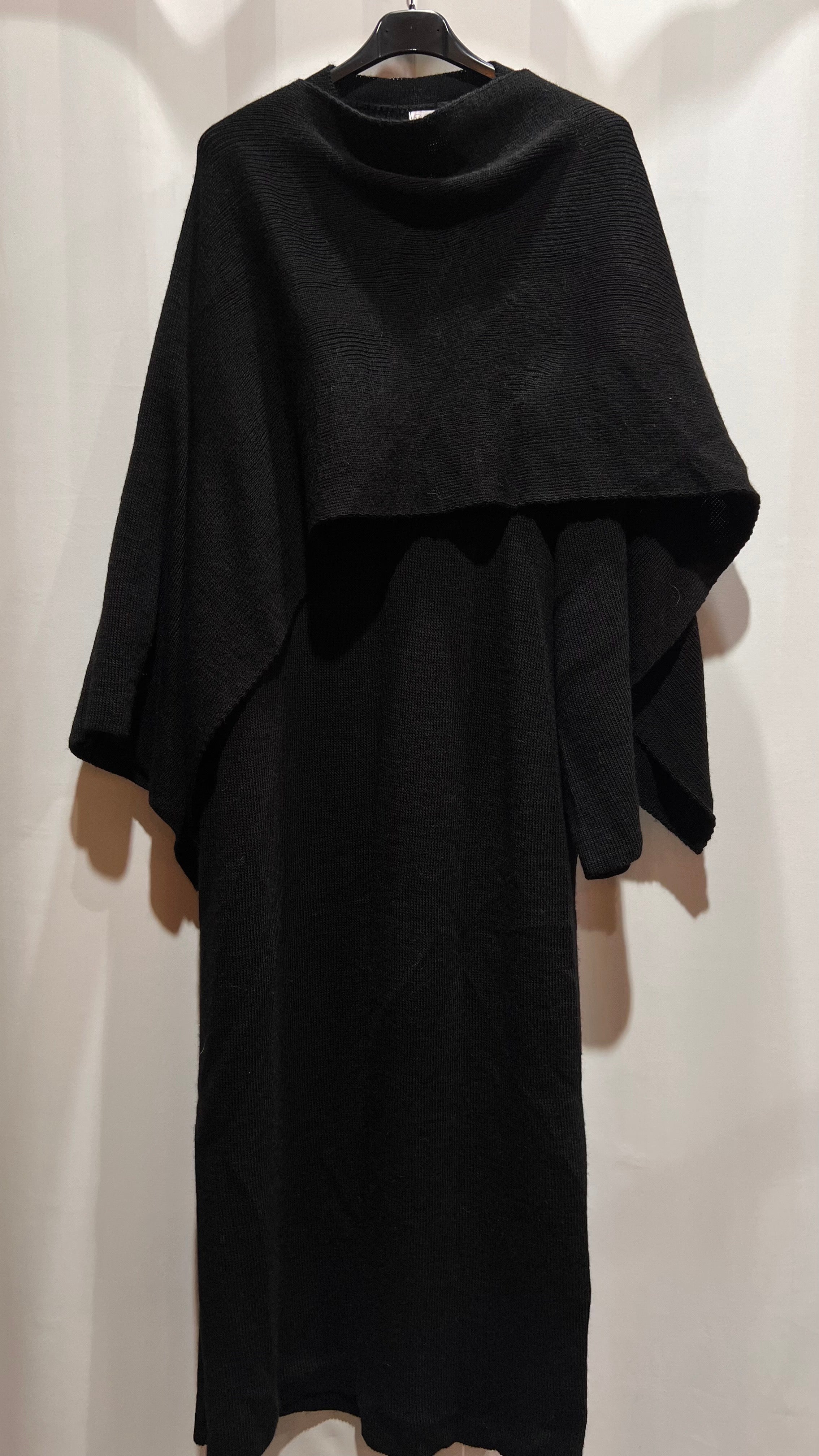 Cleo Strick Cape in lang