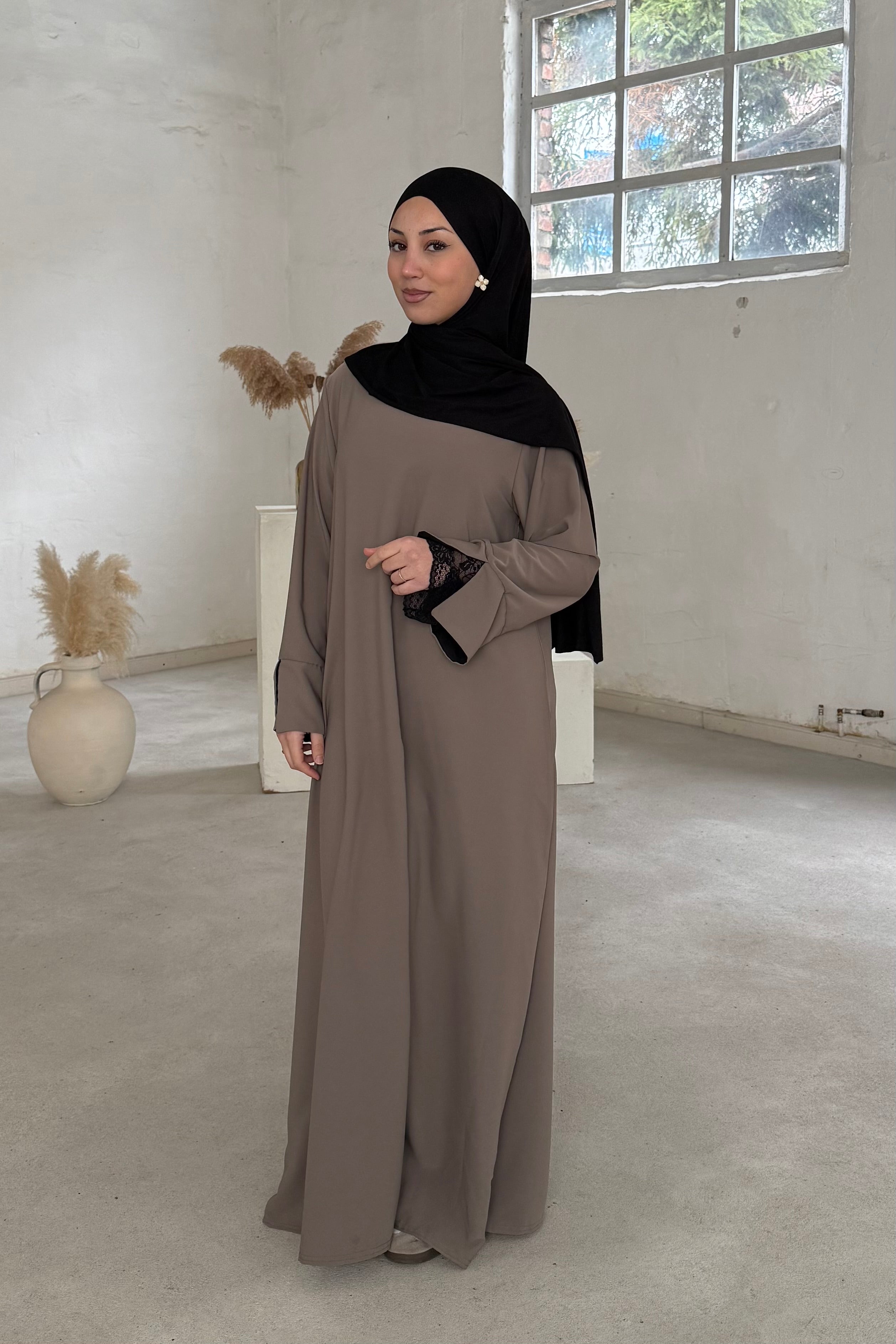 Blair Abaya mit Spitze