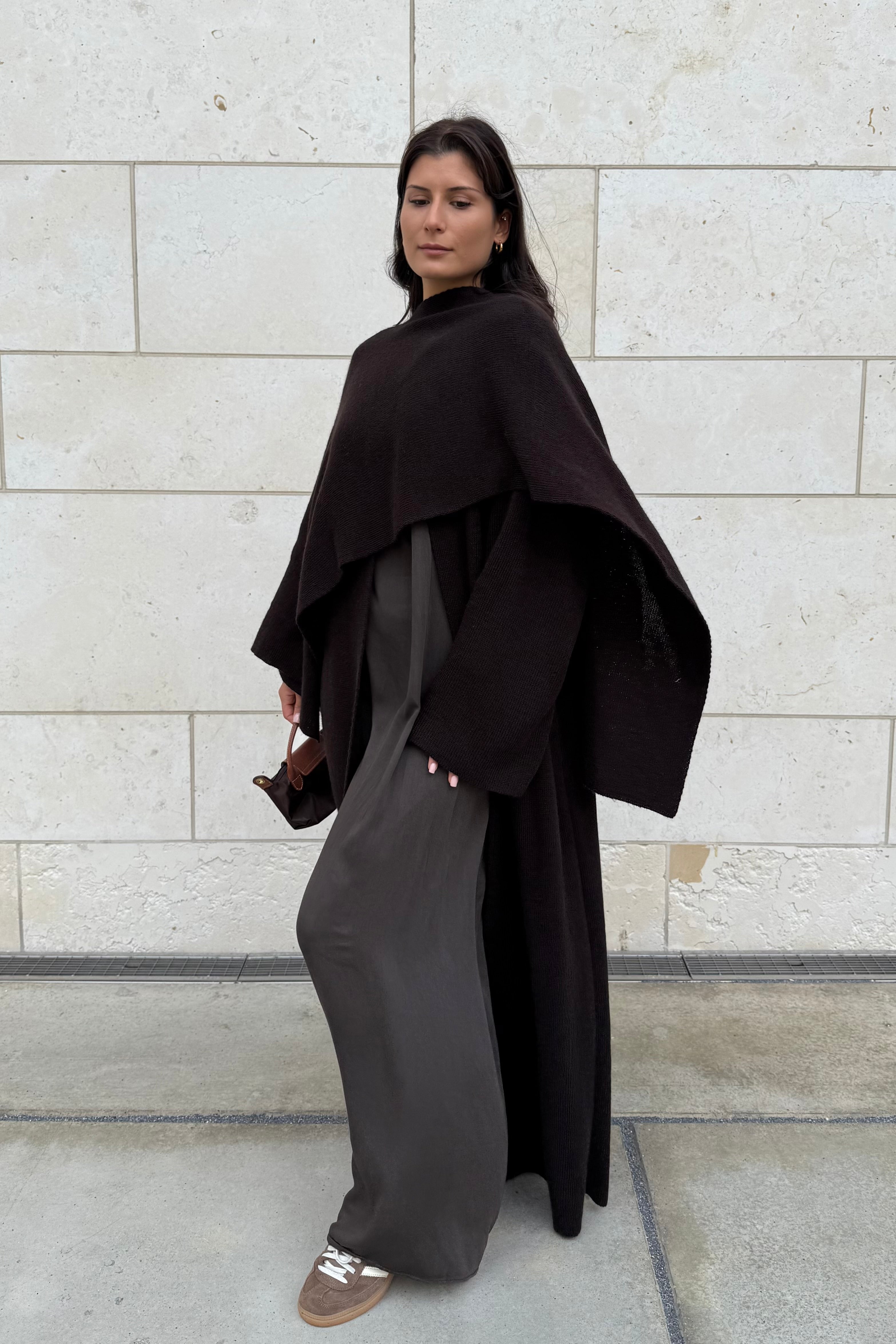 Cleo Strick Cape in lang