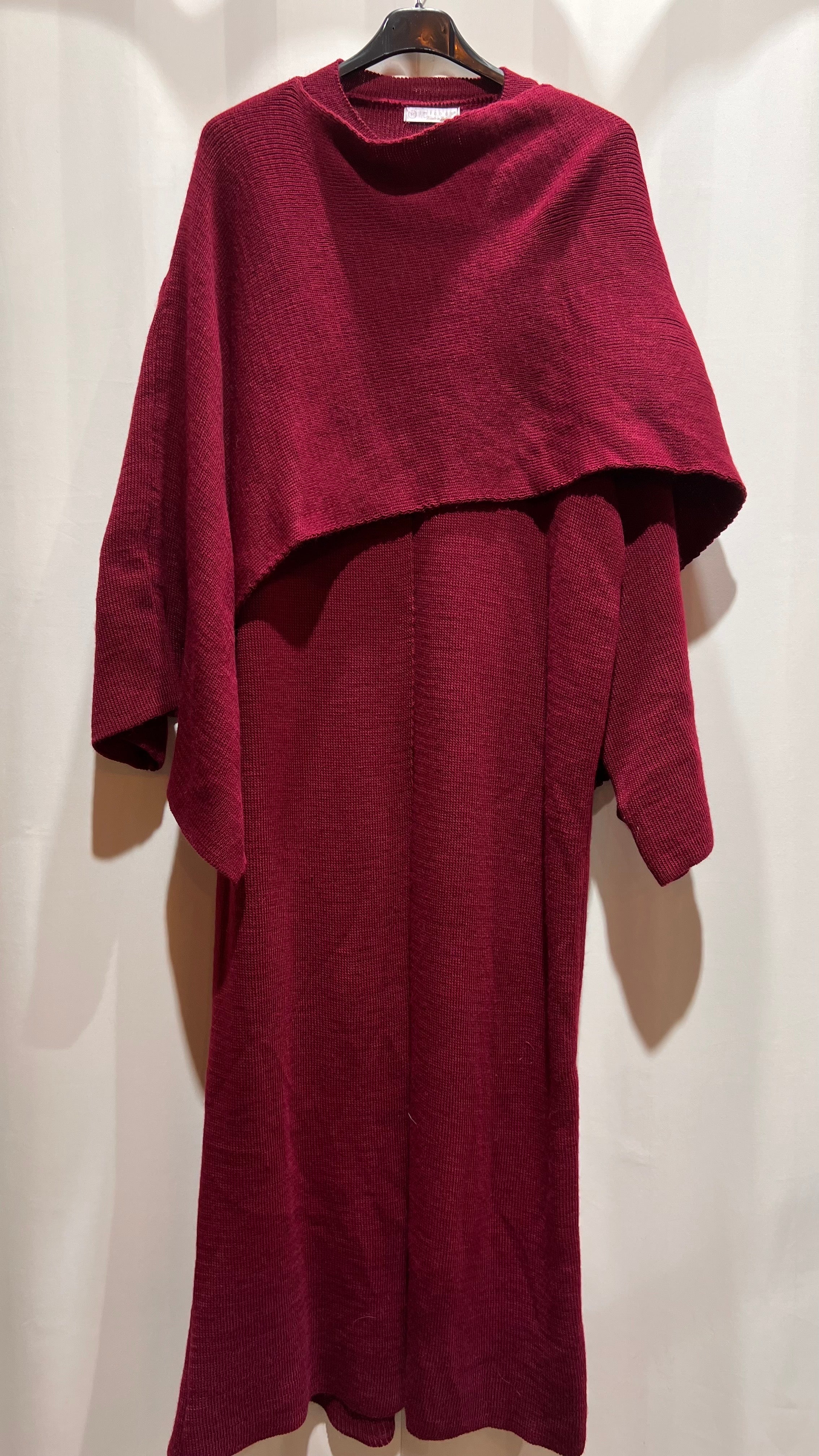 Cleo Strick Cape in lang