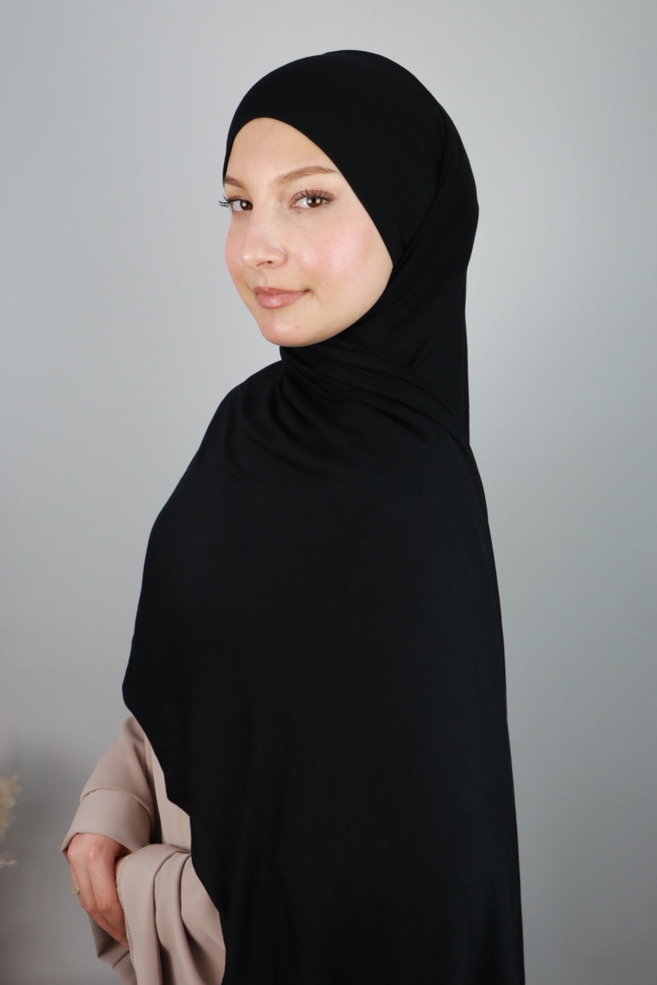 JERSEY MIT INTEGRIERTEM BONNET IN SCHWARZ