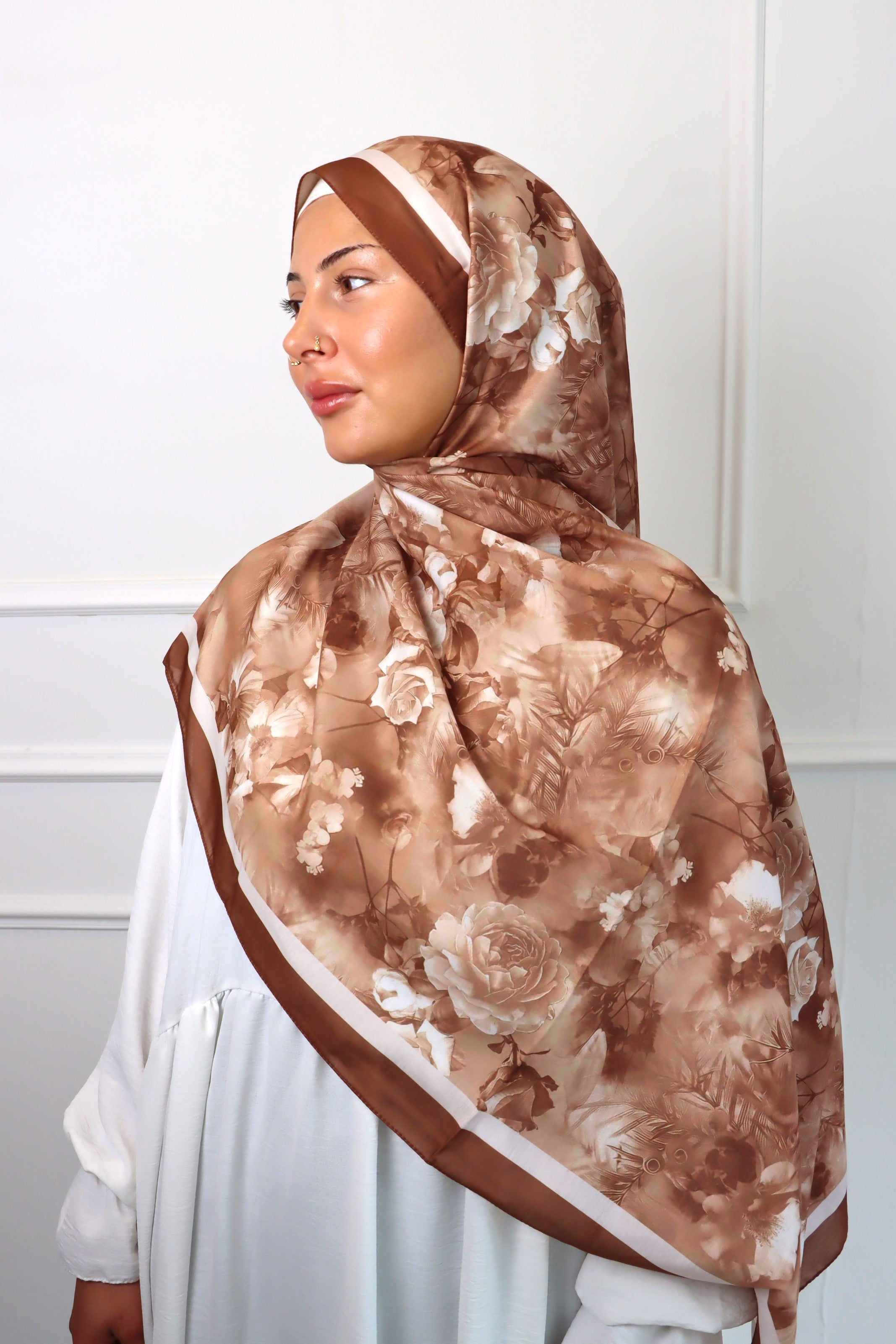 Blossom Hijab in Braun