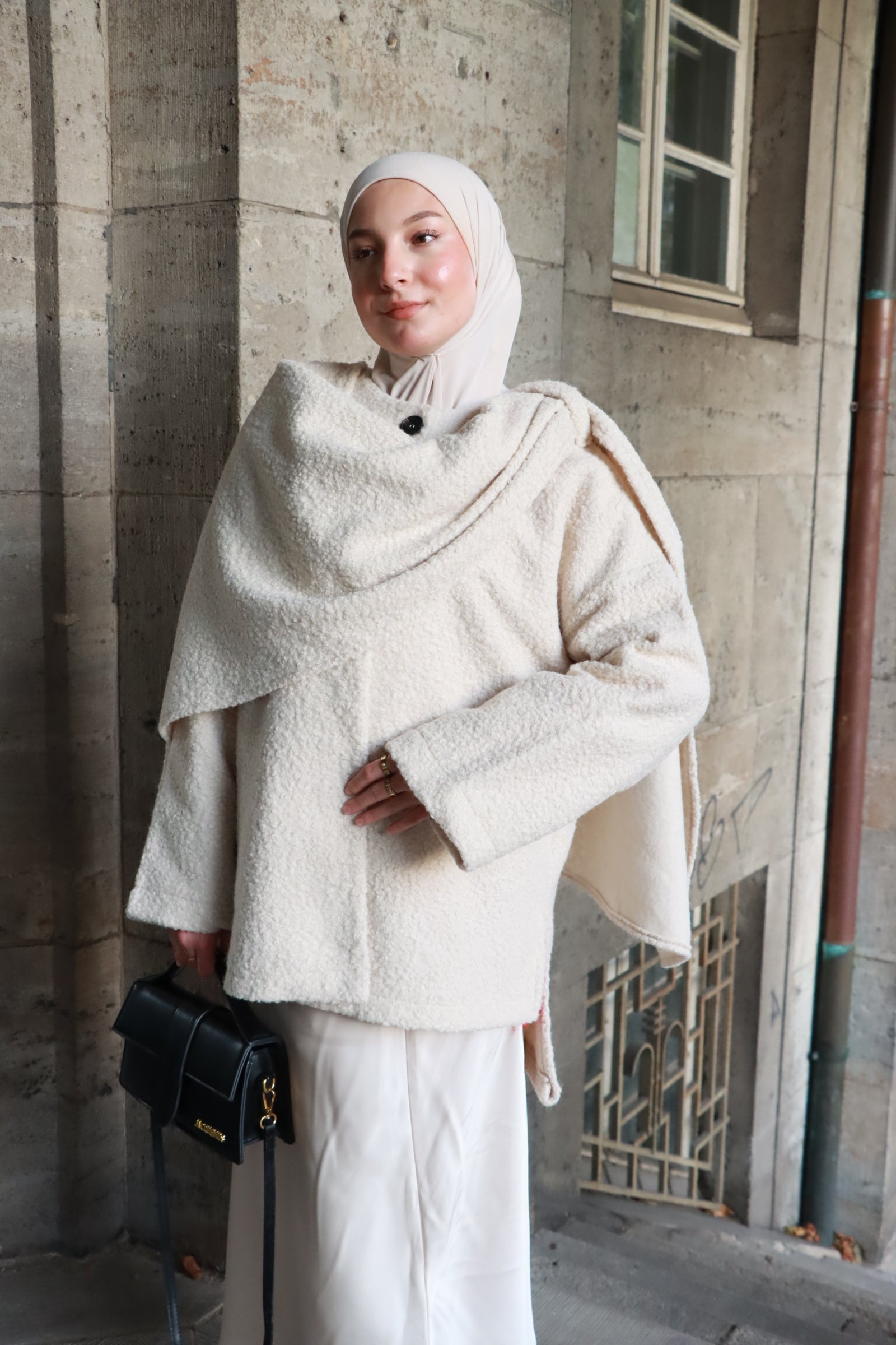 Liv Teddy Short Mantel mit integriertem Schal