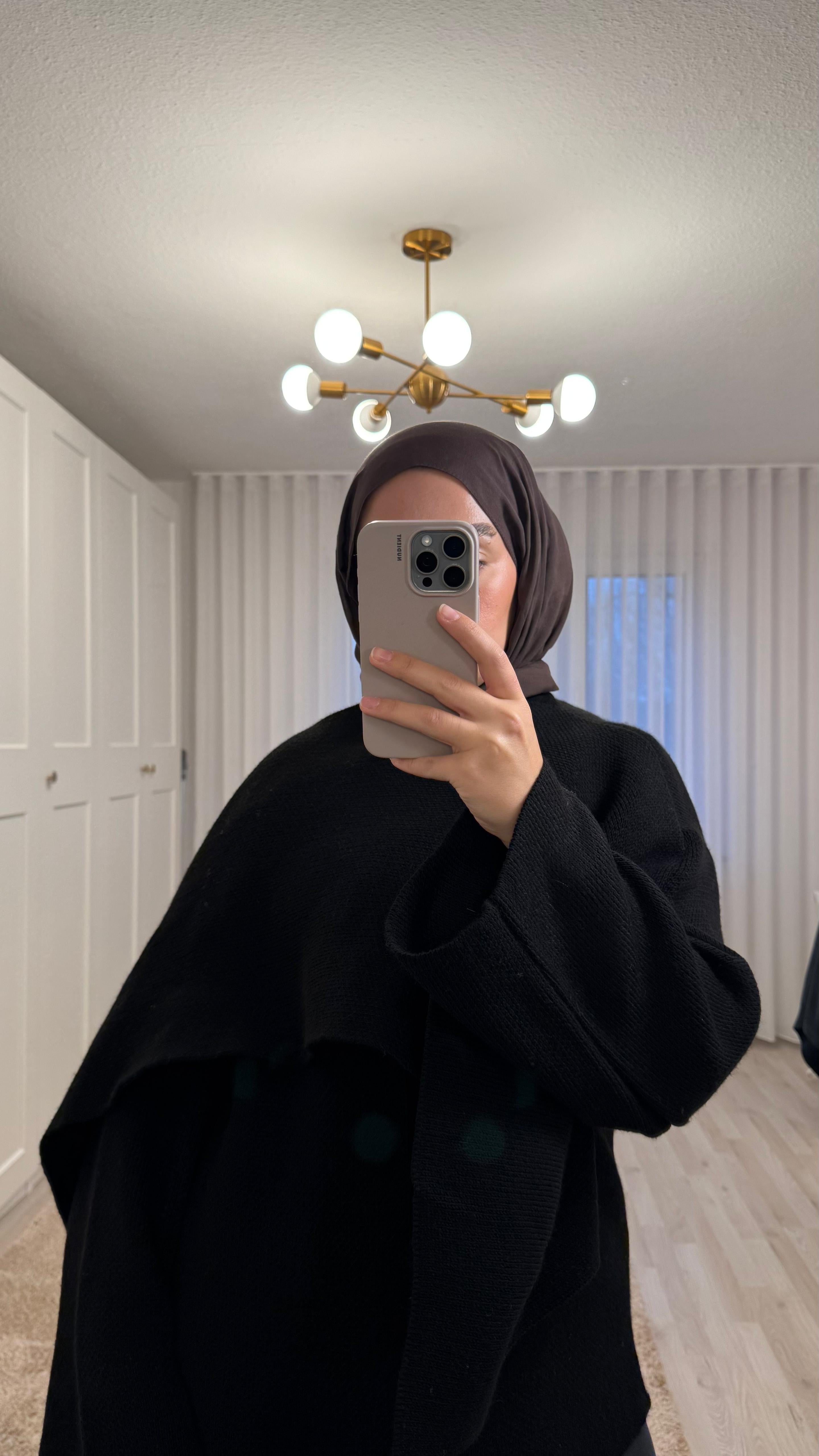 Dana Strick Cape mit Schal in Schwarz