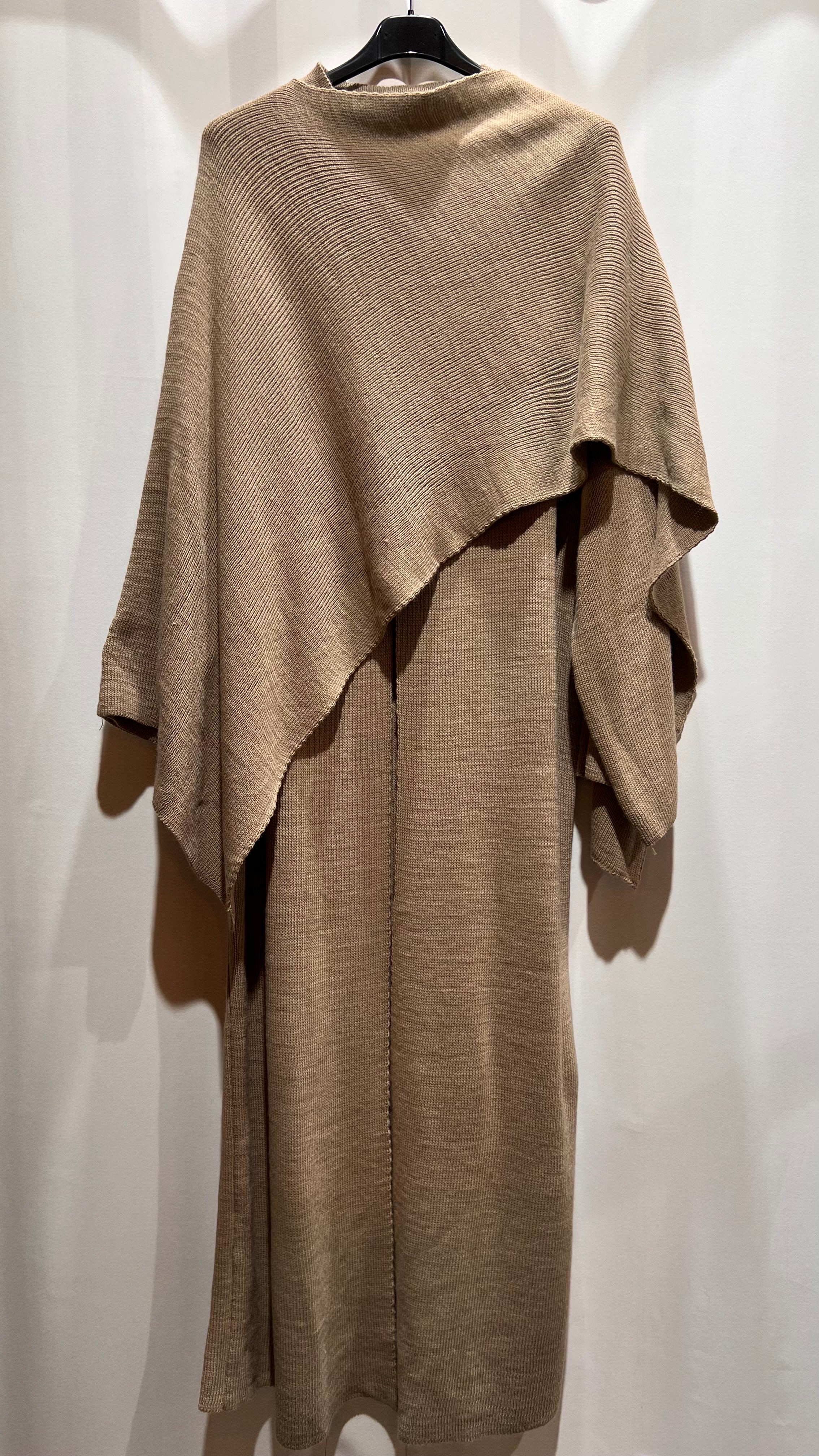 Cleo Strick Cape in lang