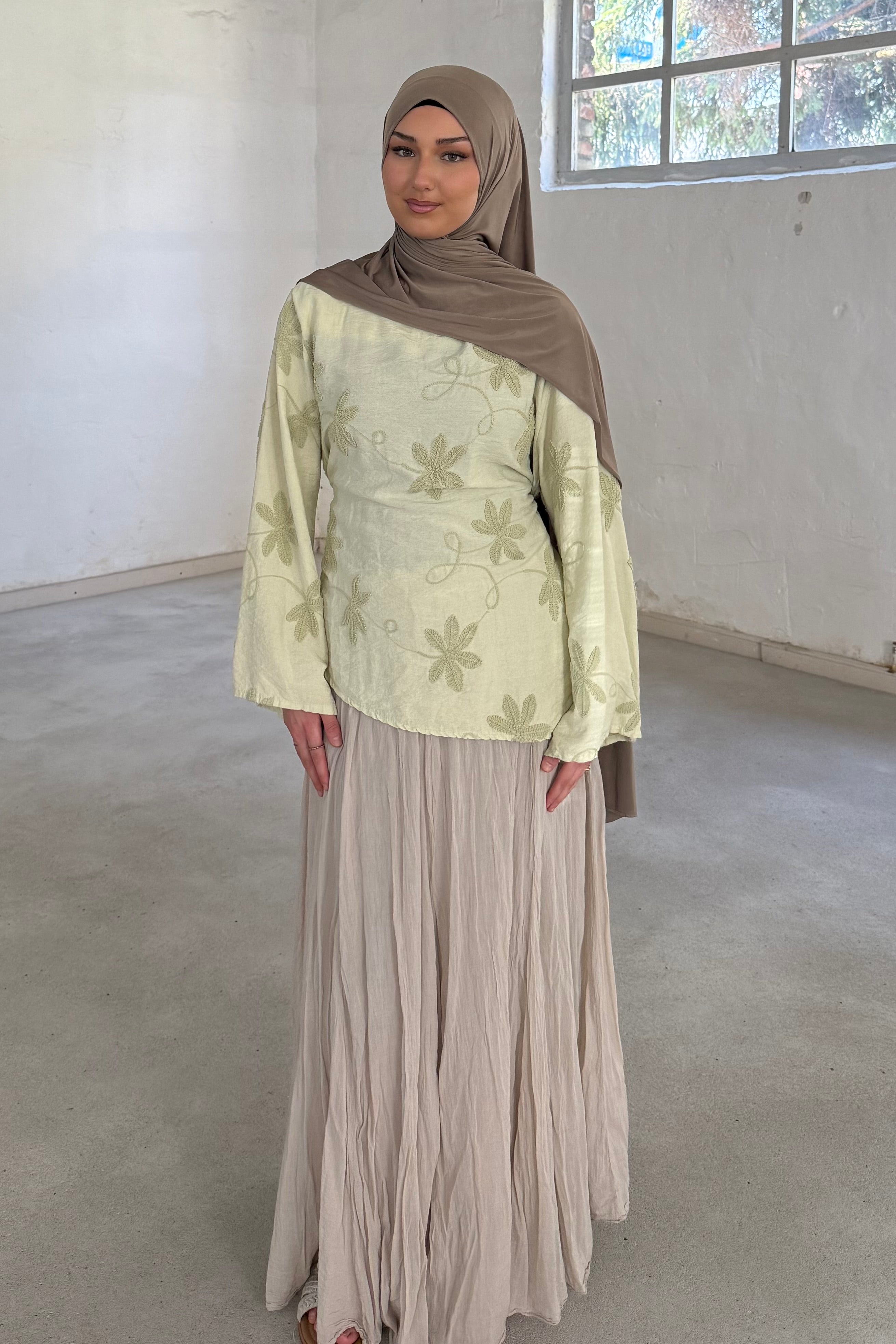 Belin Oberteil mit gestickten Blumen