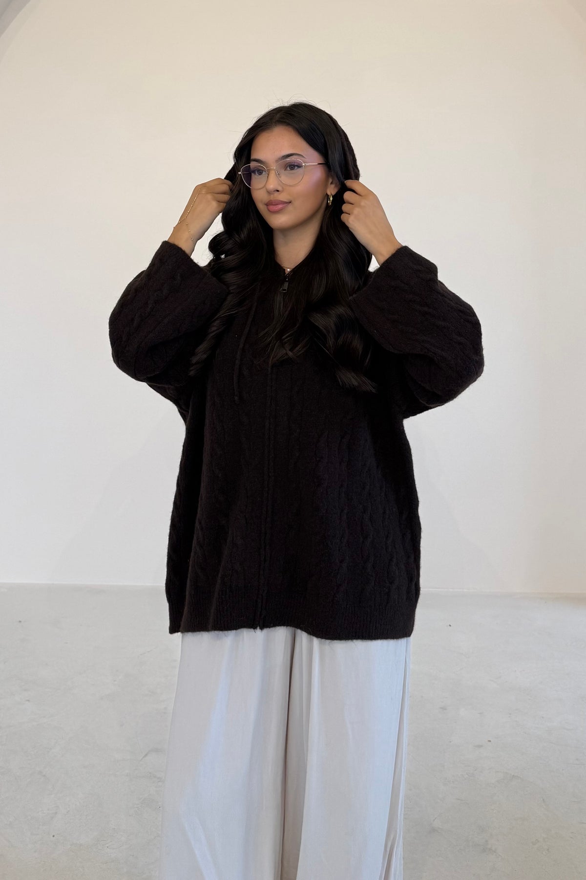 Kaputzenpullover mit Zopfmuster
