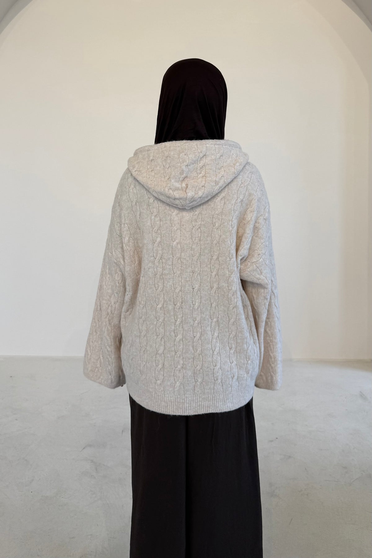 Kaputzenpullover mit Zopfmuster