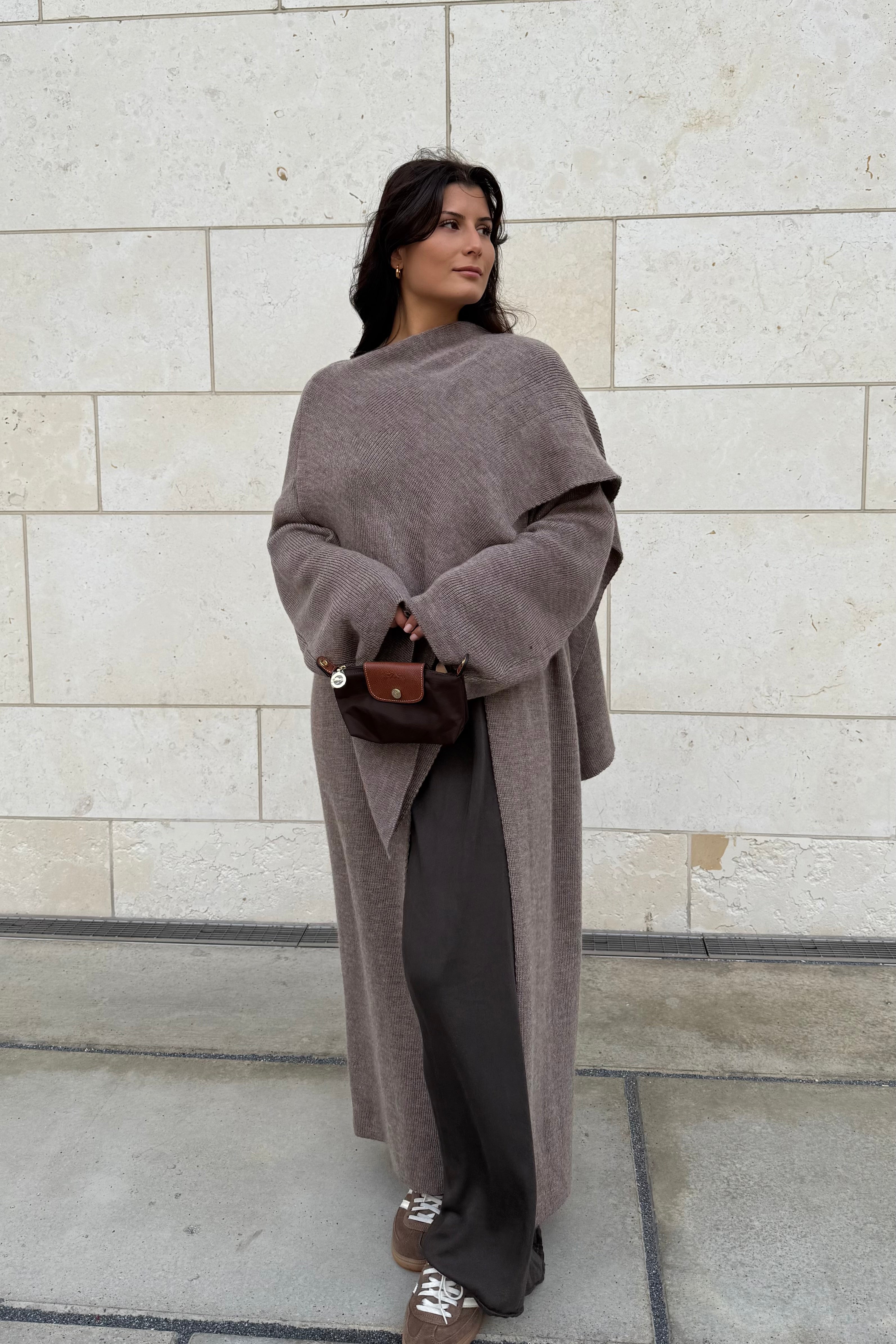 Cleo Strick Cape in lang