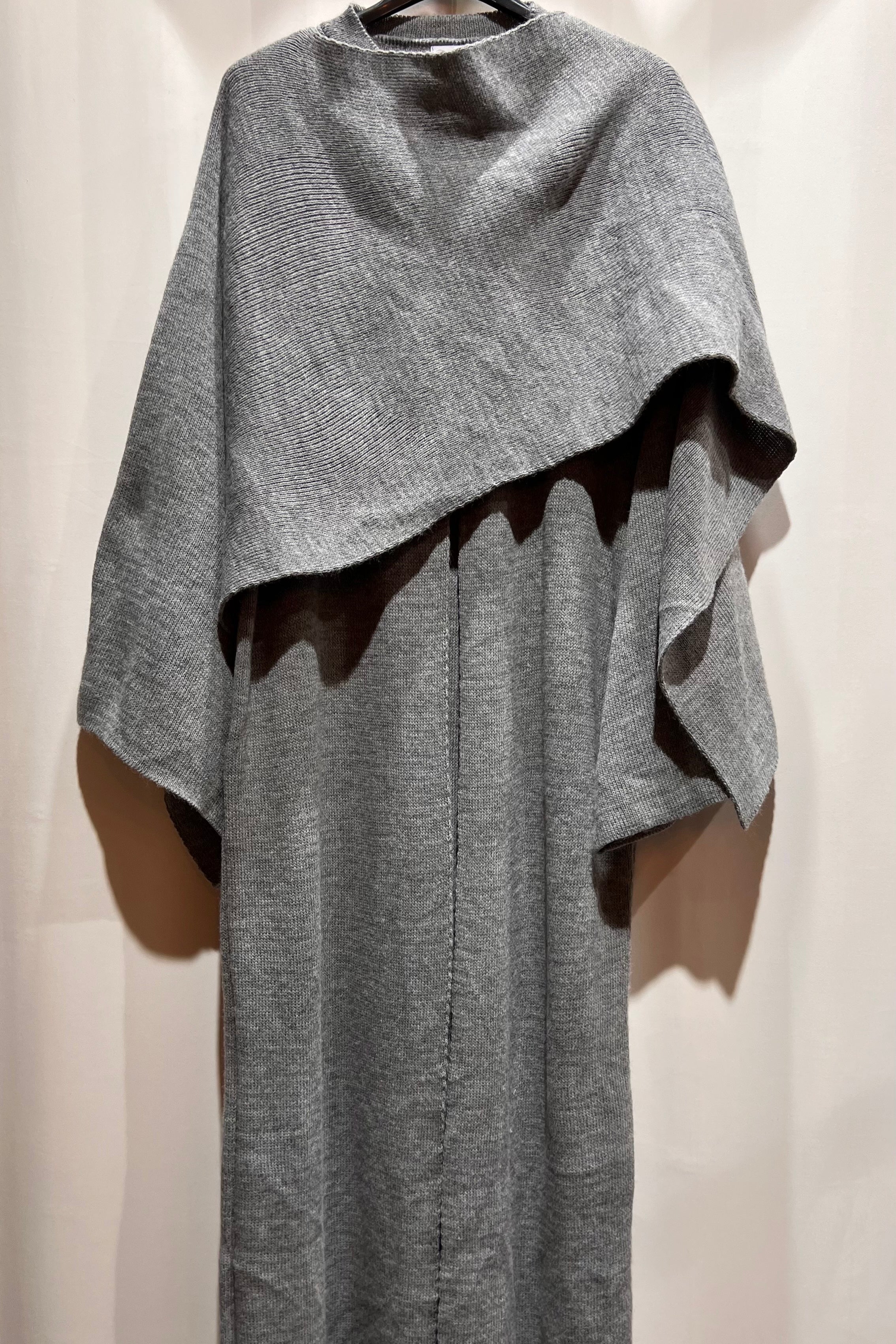 Cleo Strick Cape in lang