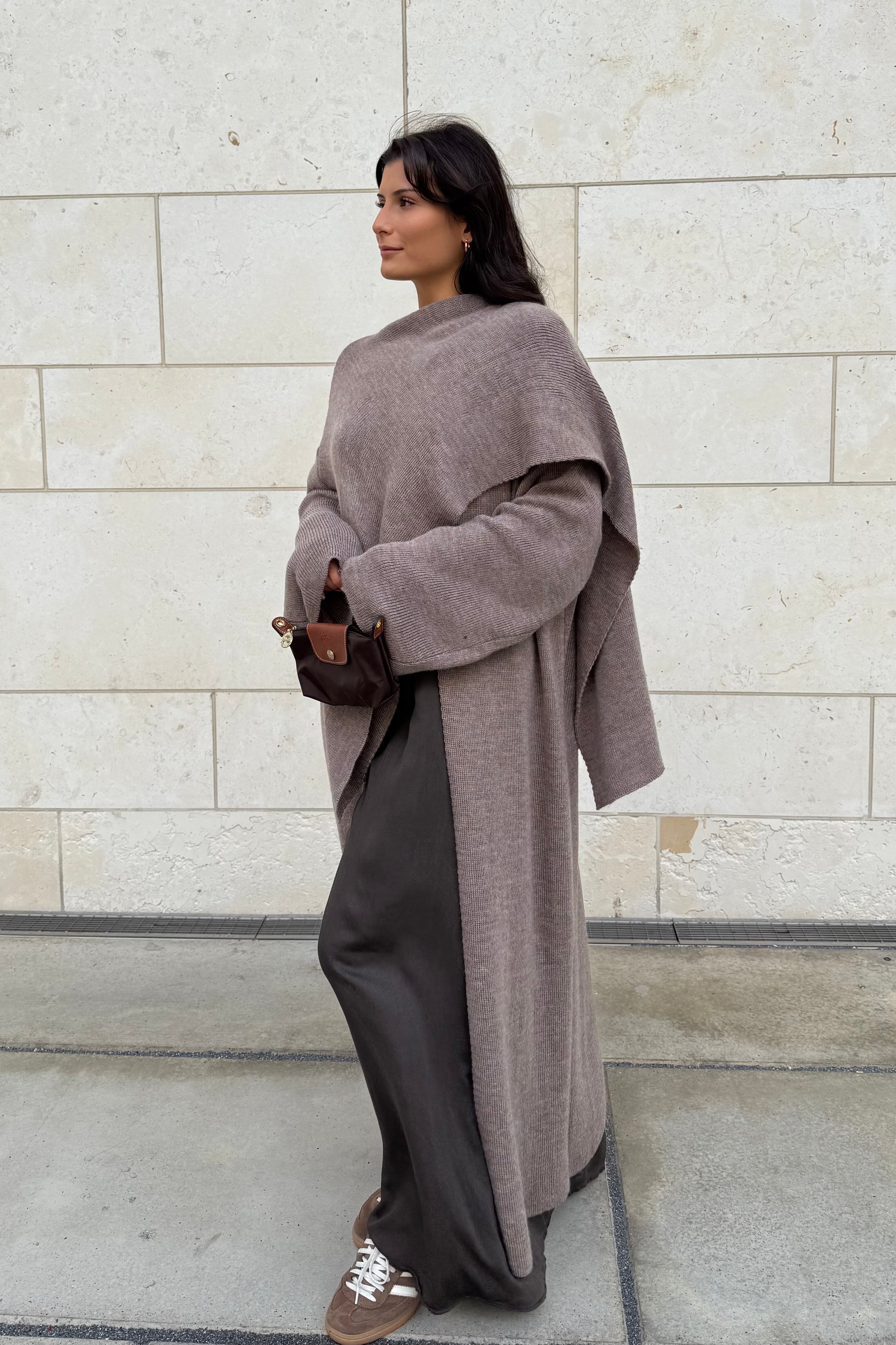 Cleo Strick Cape in lang