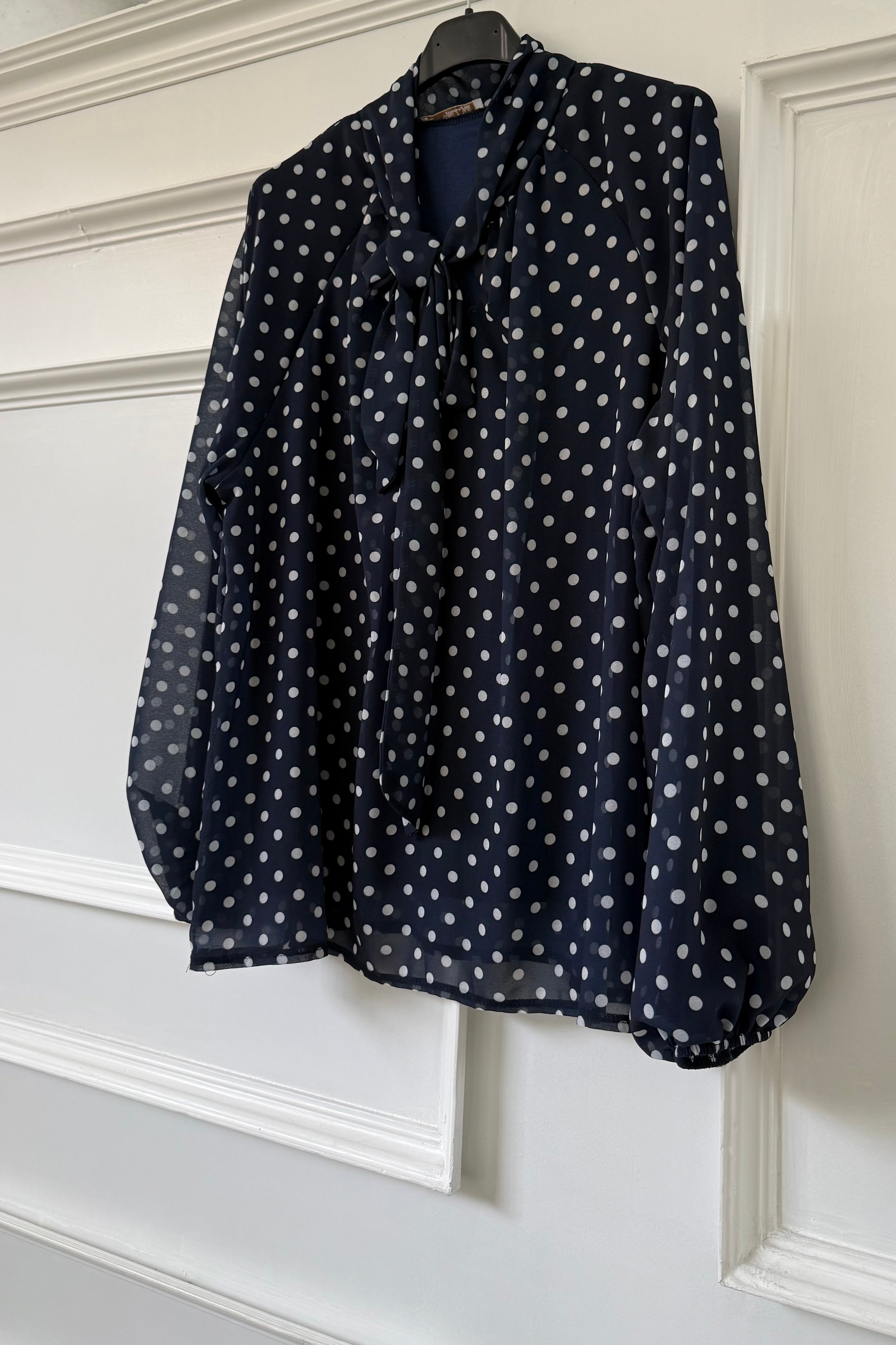 Belle Bluse mit Punkten