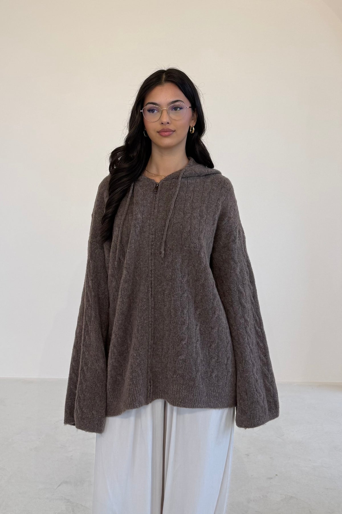 Kaputzenpullover mit Zopfmuster