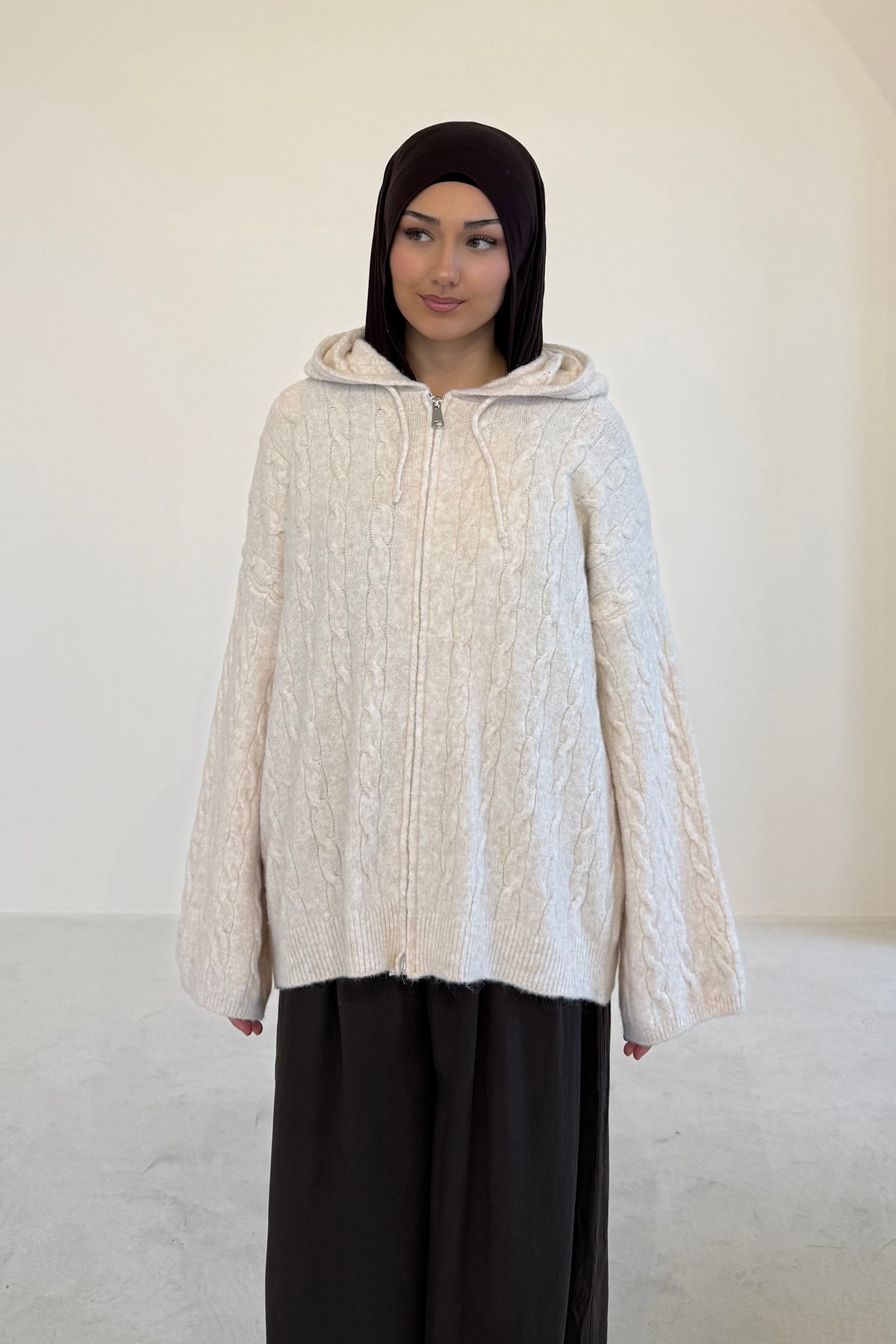 Kaputzenpullover mit Zopfmuster