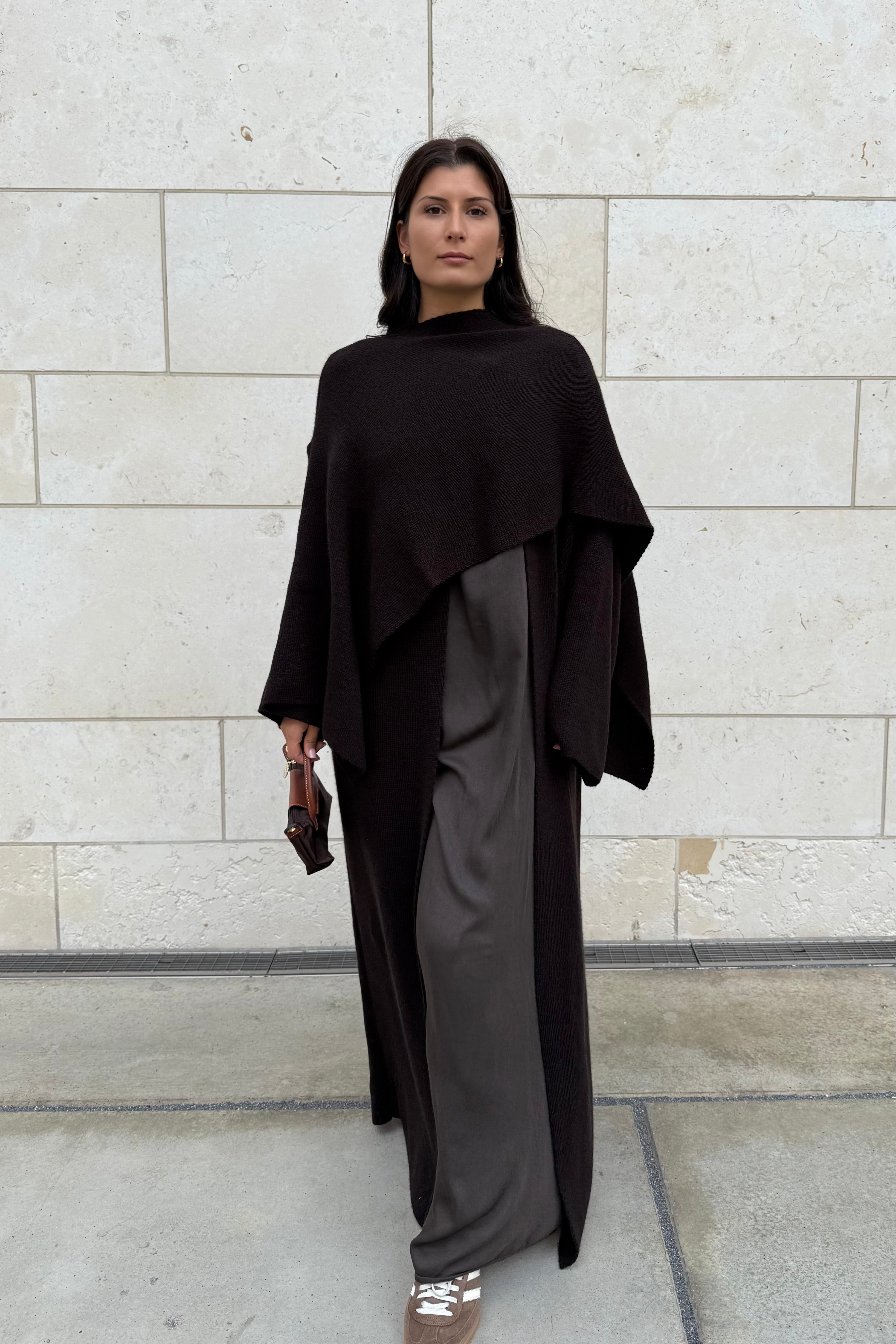 Cleo Strick Cape in lang