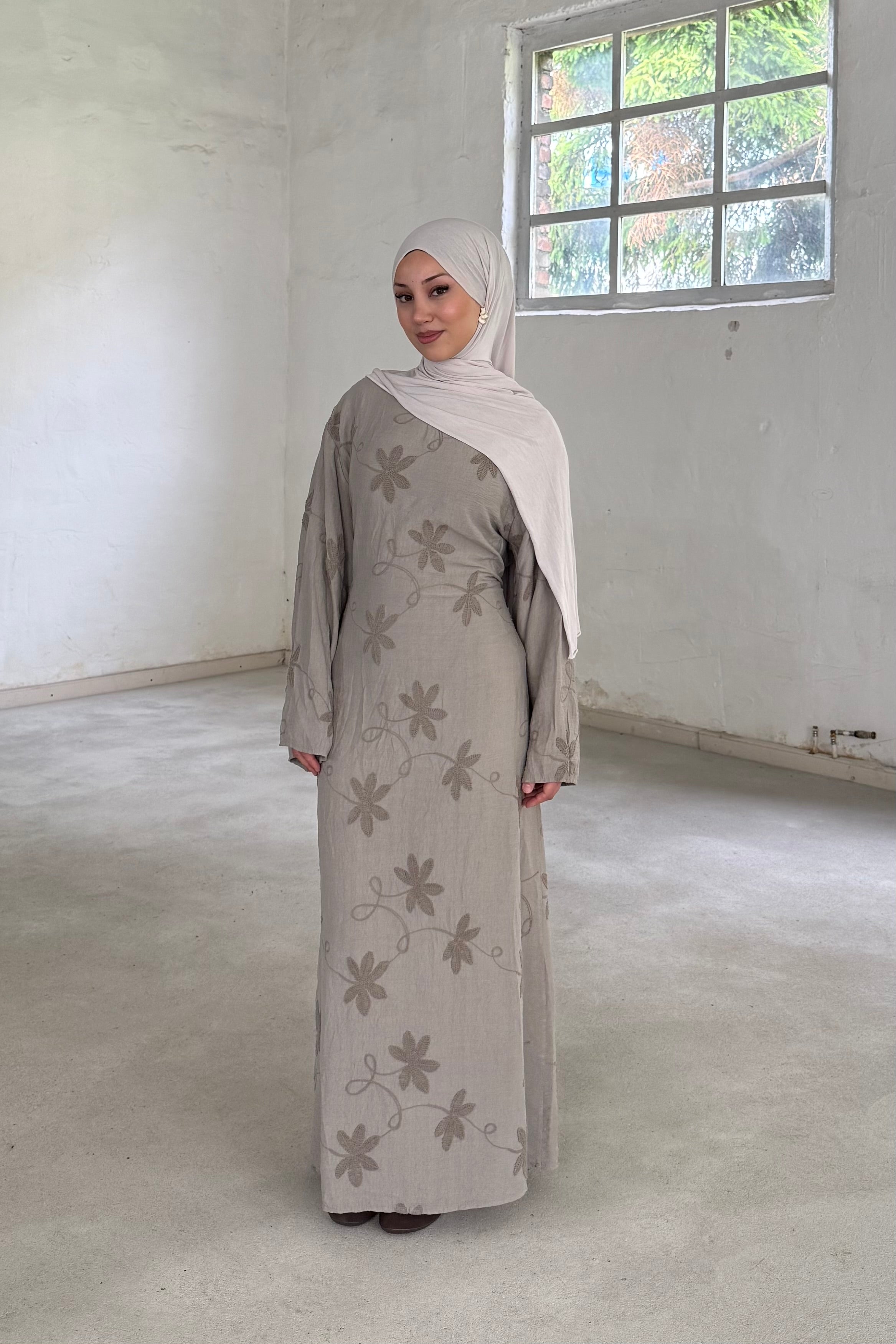 Belin Kleid mit gestickten Blumen