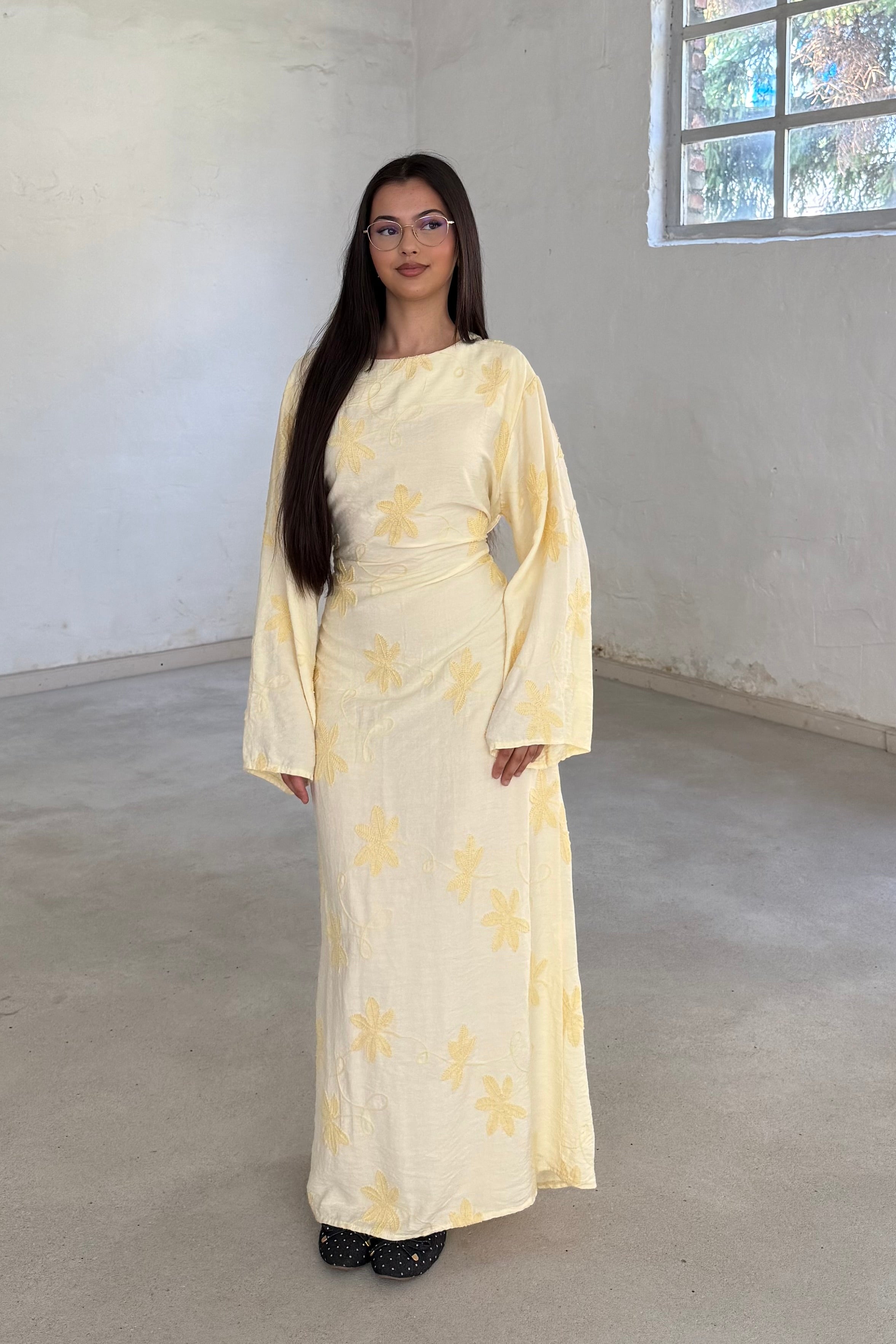 Belin Kleid mit gestickten Blumen