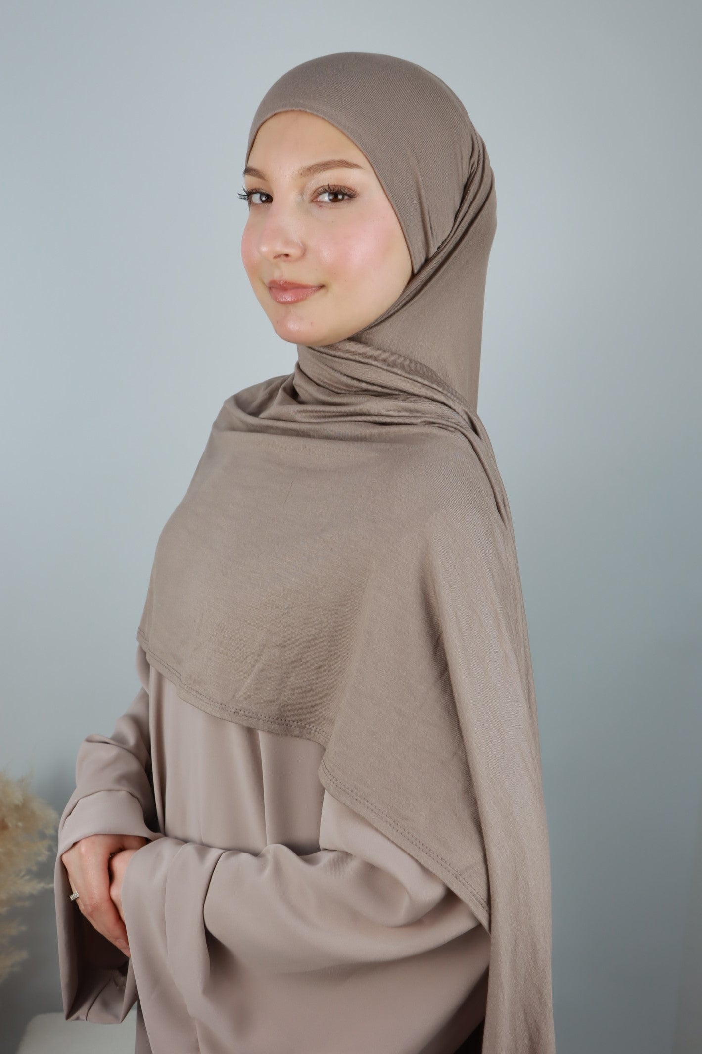 JERSEY MIT INTEGRIERTEM BONNET IN TAUPE