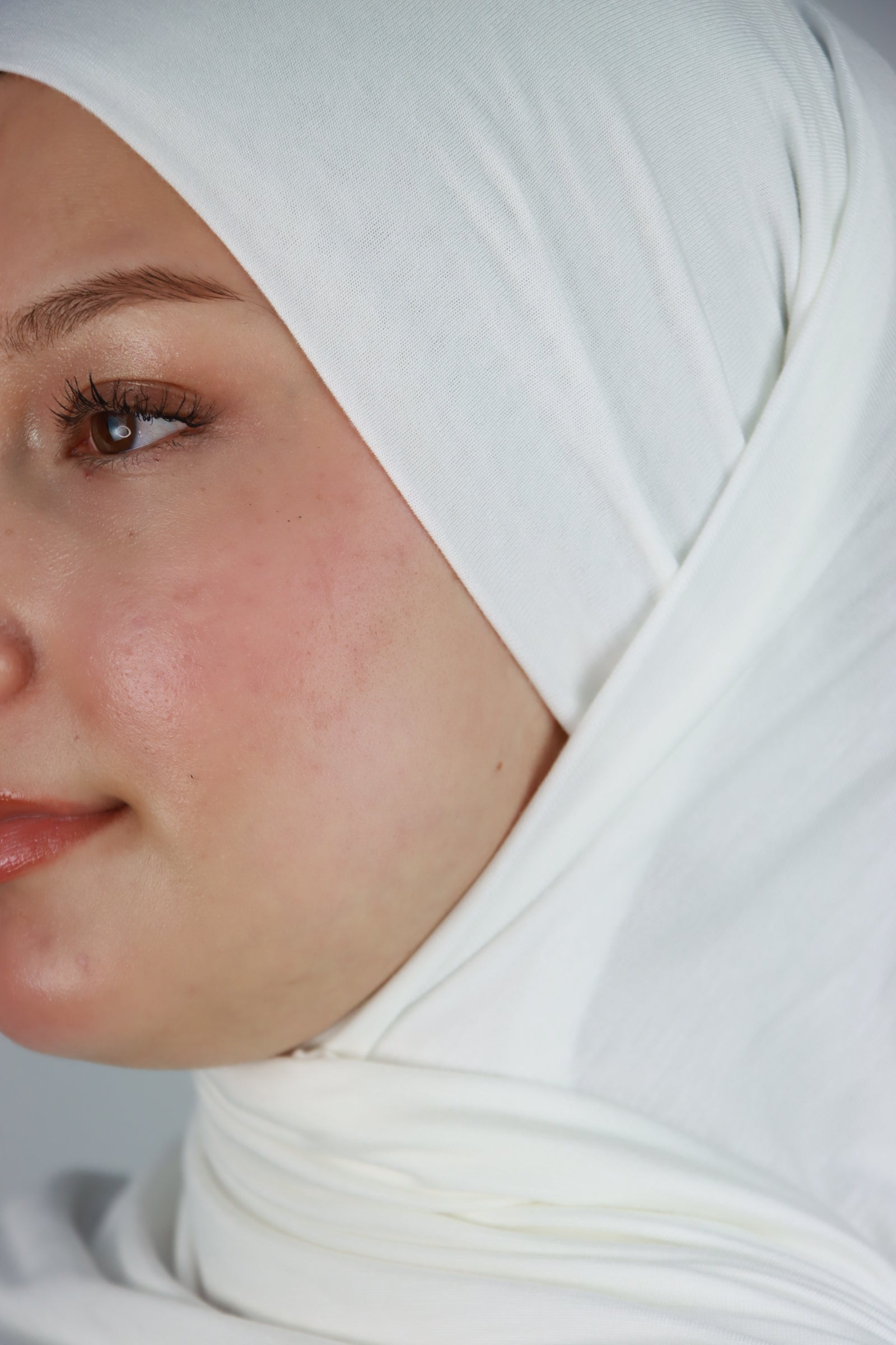 JERSEY MIT INTEGRIERTEM BONNET IN WEIß