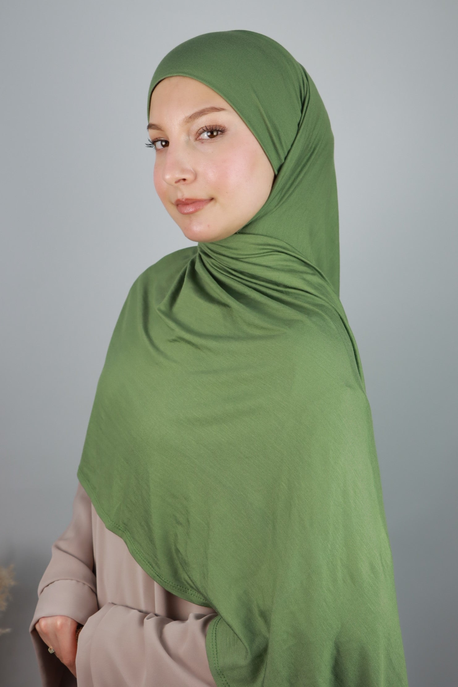 JERSEY MIT INTEGRIERTEM BONNET IN OLIVGRÜN