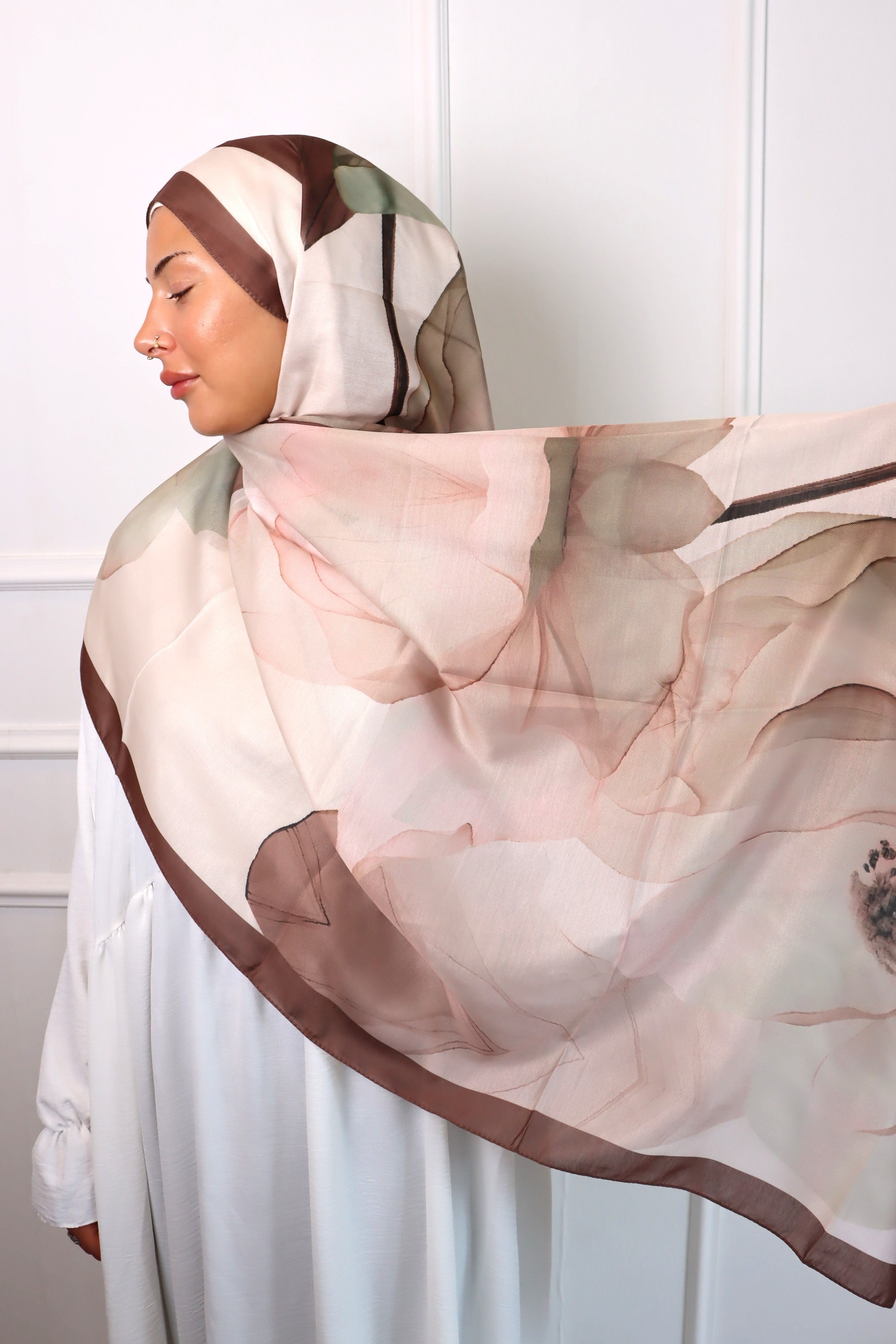 Blossom Hijab in Braun